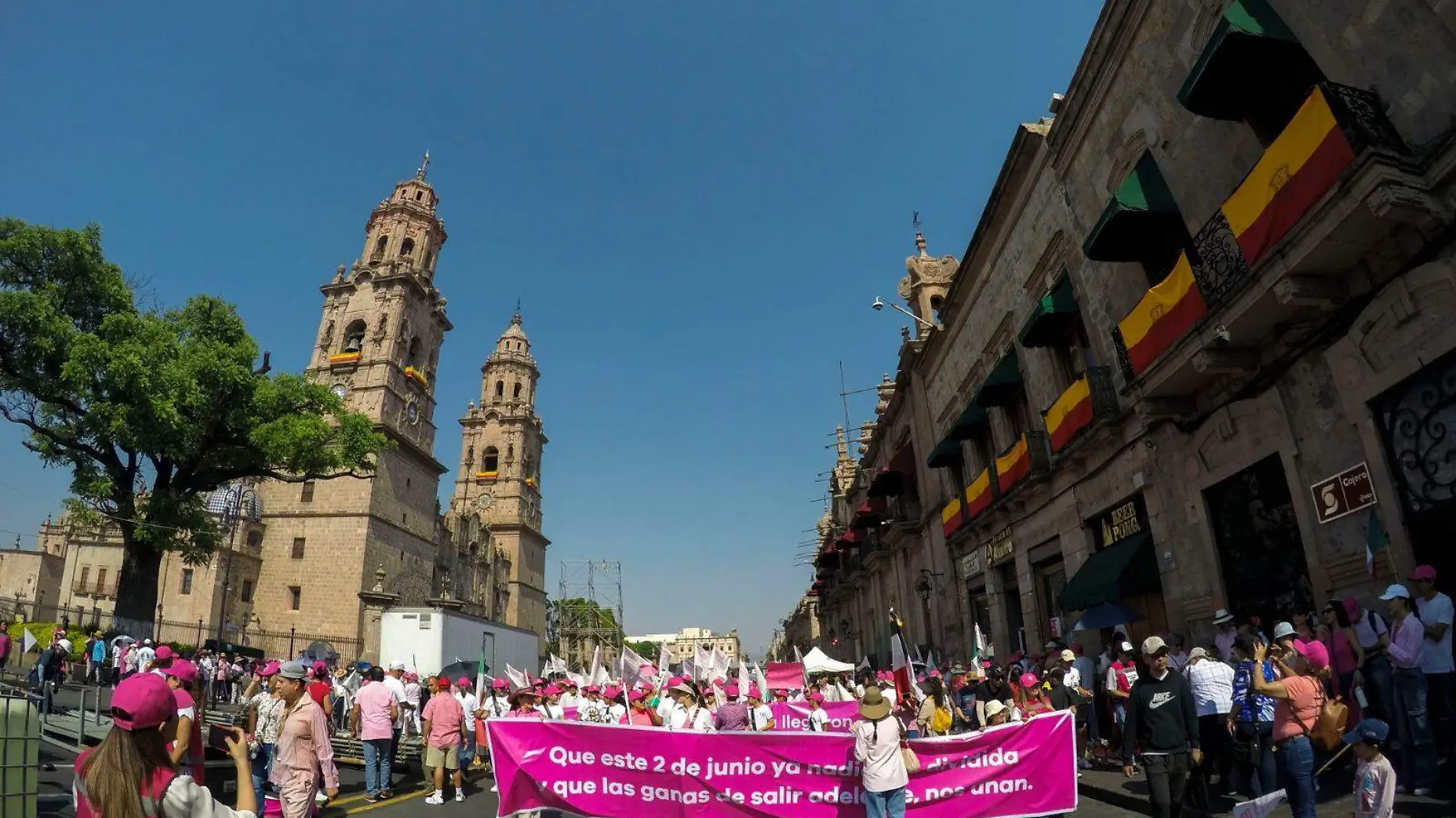 Marea Rosa frente a la Catedral de Morelia